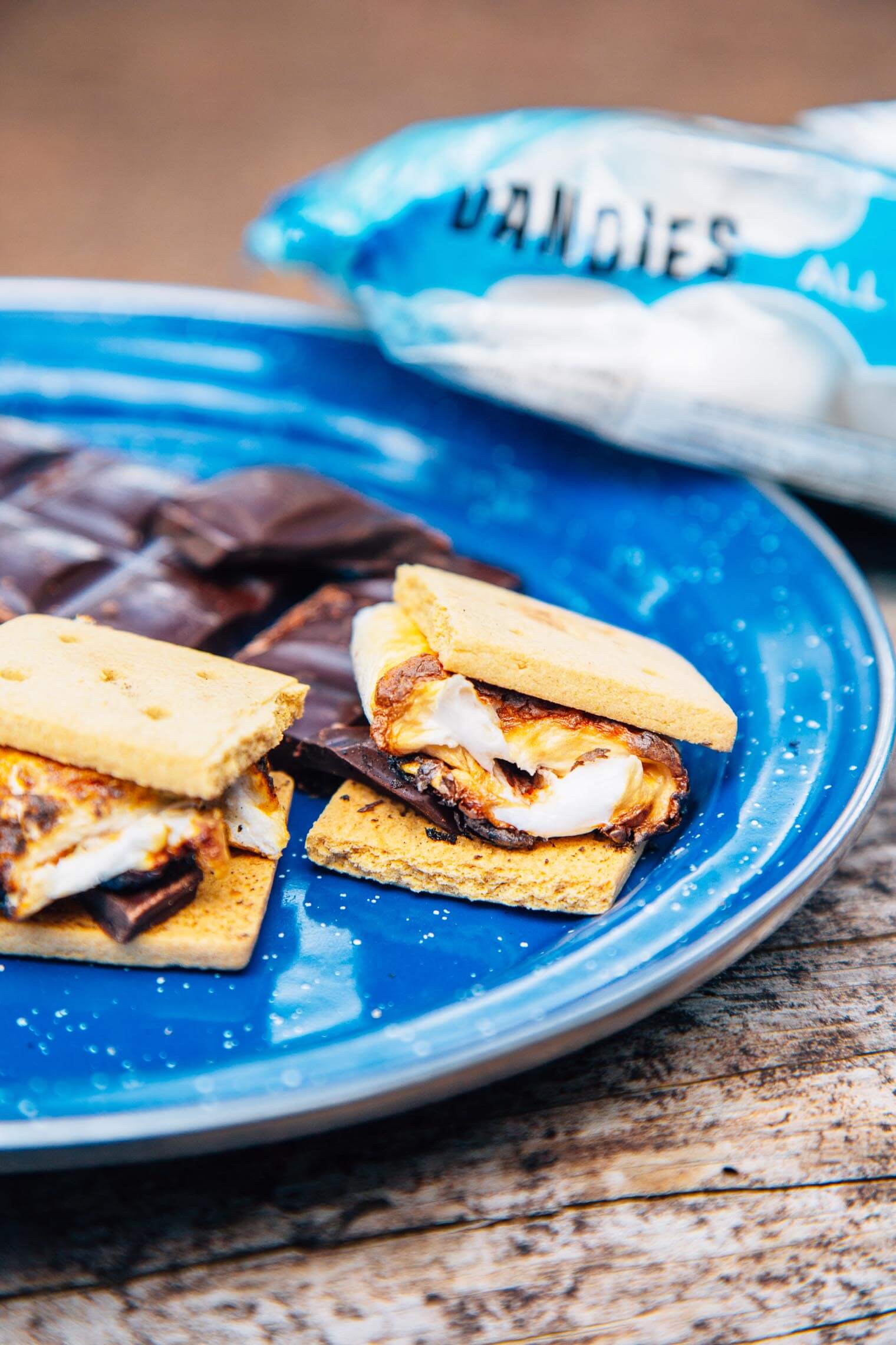 To s'mores and ingredients on a blue plate