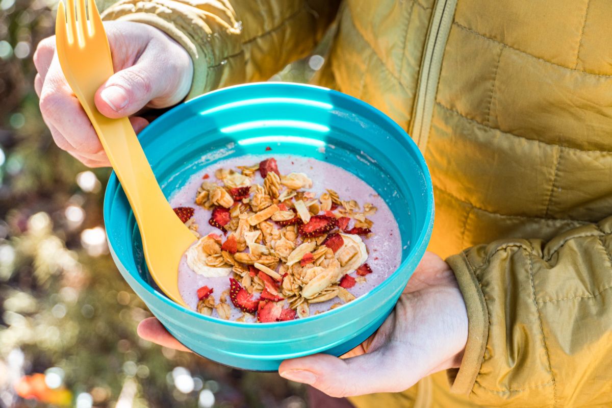 Cereal On The Go, Cup Container Breakfast Drink Milk Cups Portable Yogurt  and Travel To-Go Food Containers Storage With Spoon(Red)