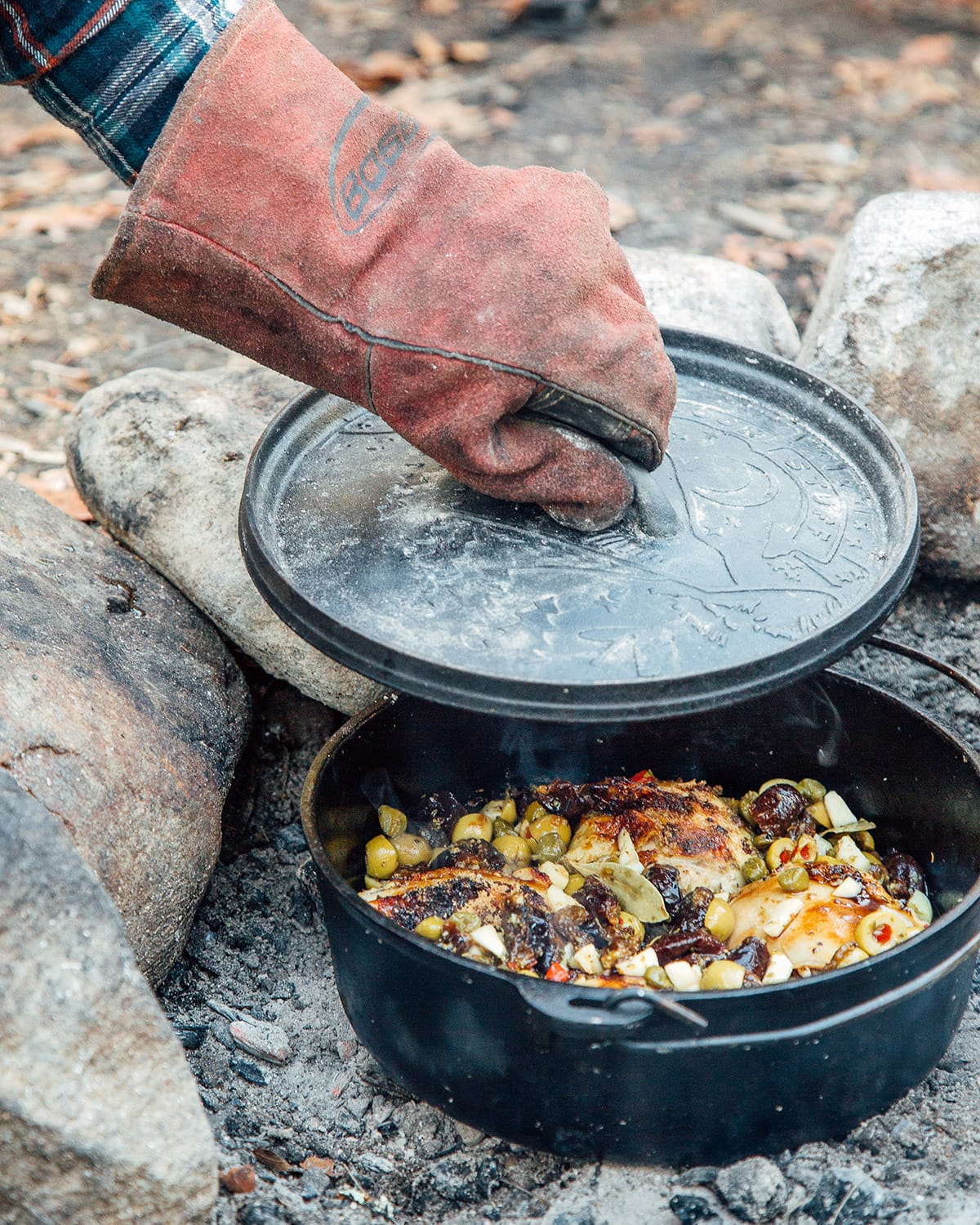 vegetarisch Om toevlucht te zoeken Uitdrukkelijk How to Cook with a Dutch Oven while Camping - Fresh Off The Grid