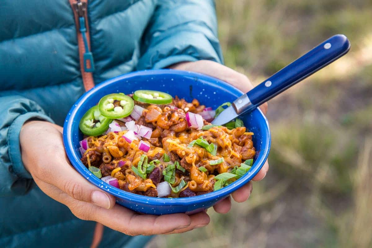 https://www.freshoffthegrid.com/wp-content/uploads/Dutch-Oven-Chili-Mac-Camping-Meal-3.jpg