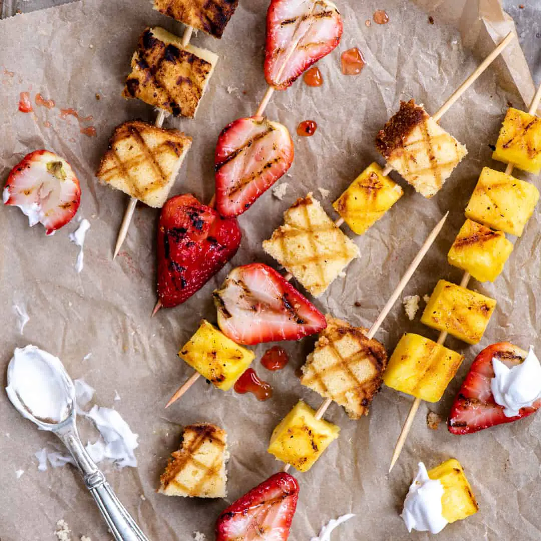 Skewers with grilled strawberries and squares of shortcake